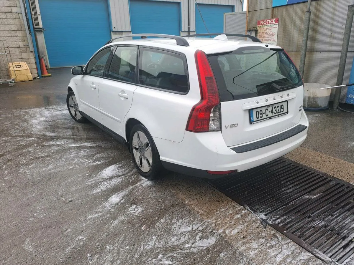 2009 volvo v50 taxed and tested - Image 4