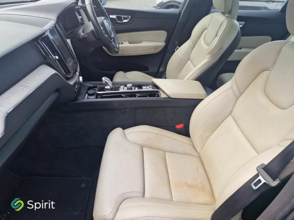 Volvo XC60 T8 Plug In Hybrid AWD (4WD) Inscription - Image 4