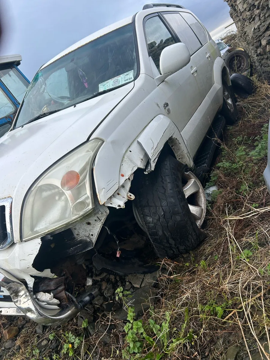 Landcruiser  damaged - Image 3