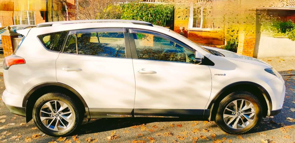 Toyota RAV4 Hybrid – 2016 Luna  • Automatic • - Image 4