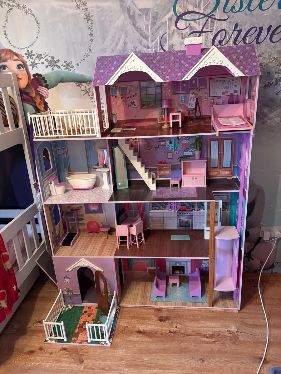 Giant Doll House - Image 1