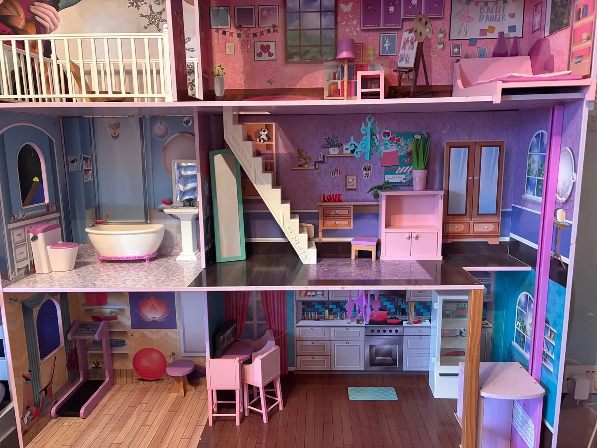 Giant Doll House - Image 3
