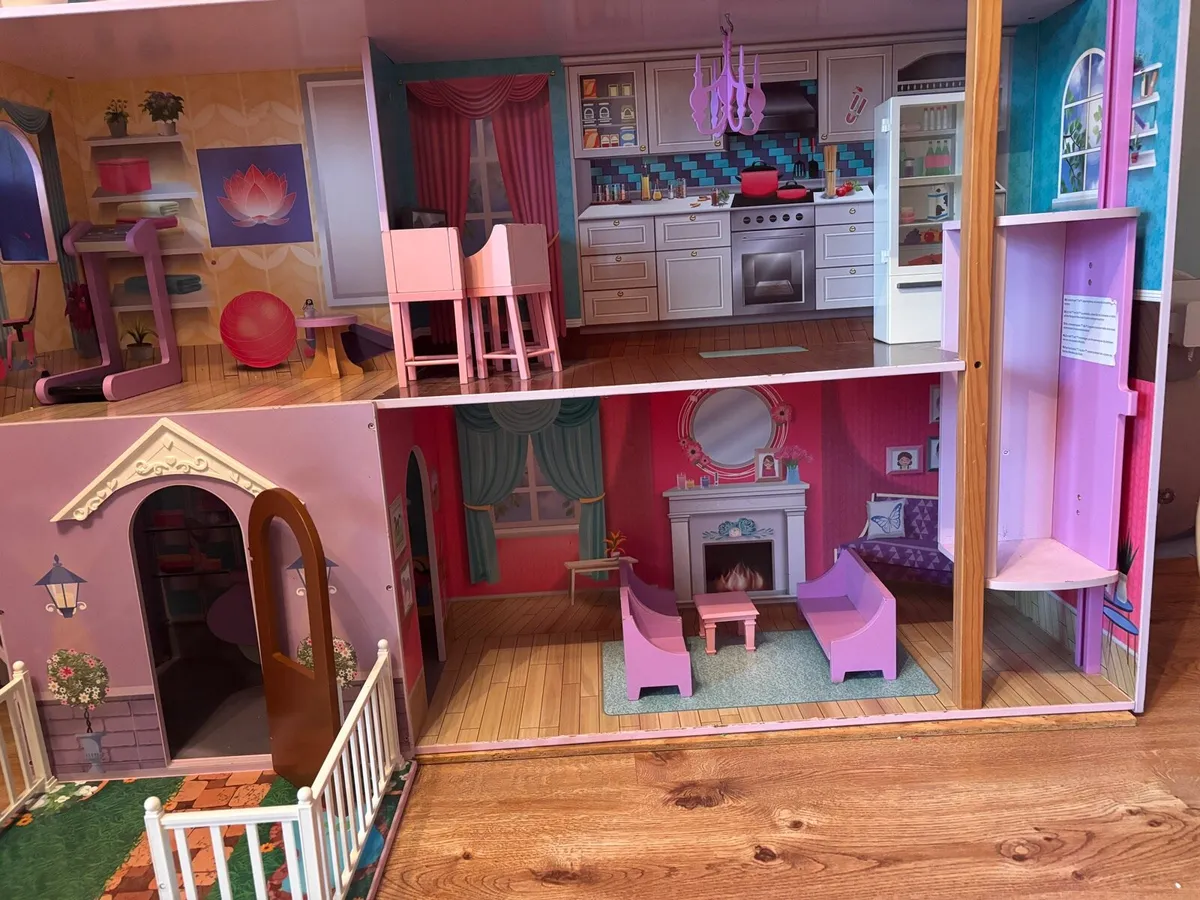 Giant Doll House - Image 4