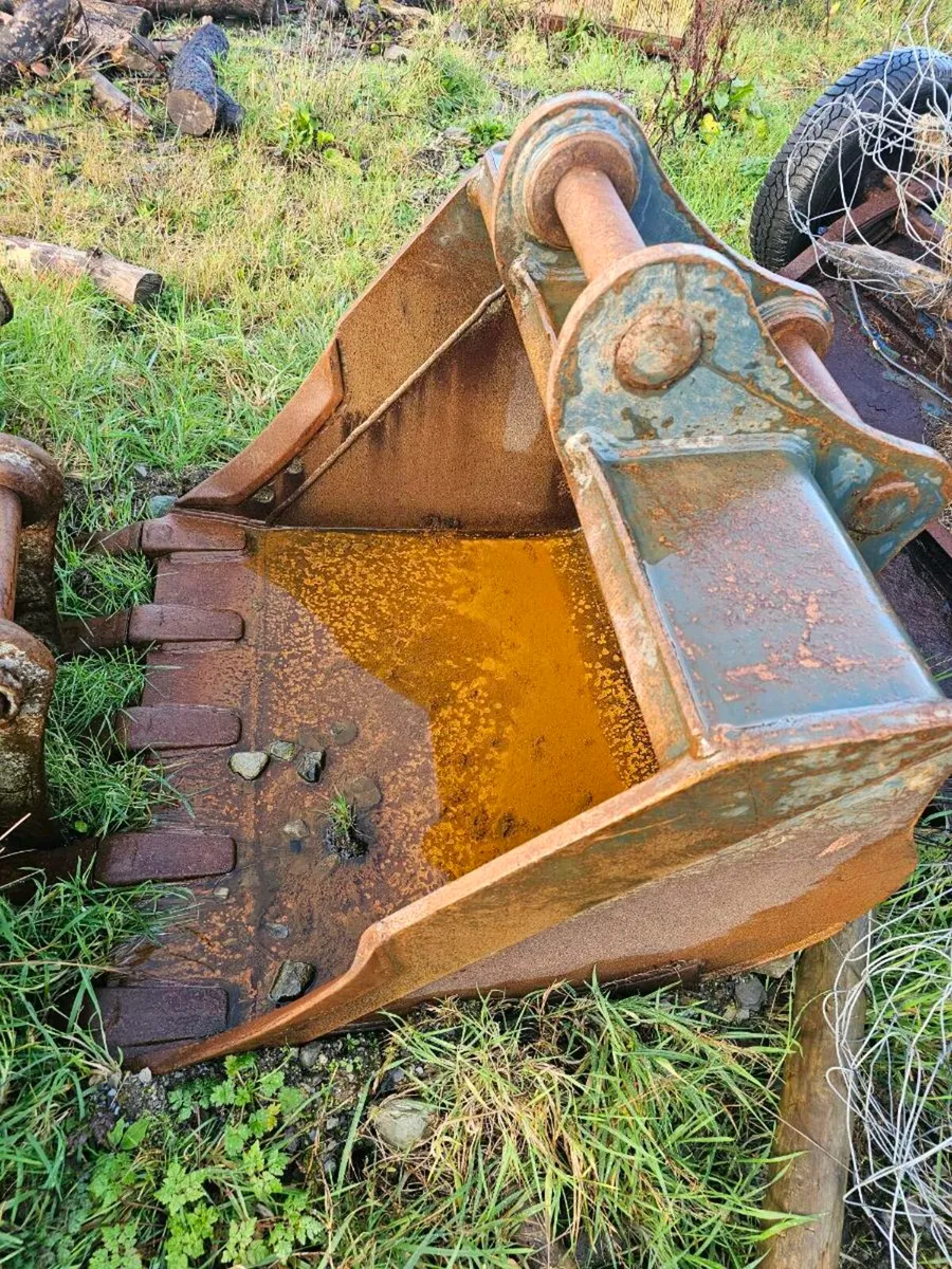 4ft digging and 6ft grading bucket 65mm pins - Image 1