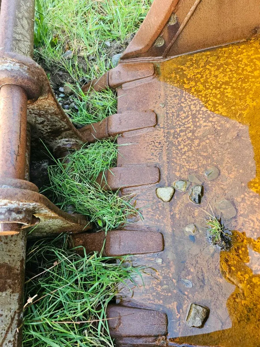 4ft digging and 6ft grading bucket 65mm pins - Image 2