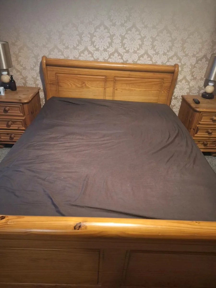 King-size Sleigh bed - Image 1