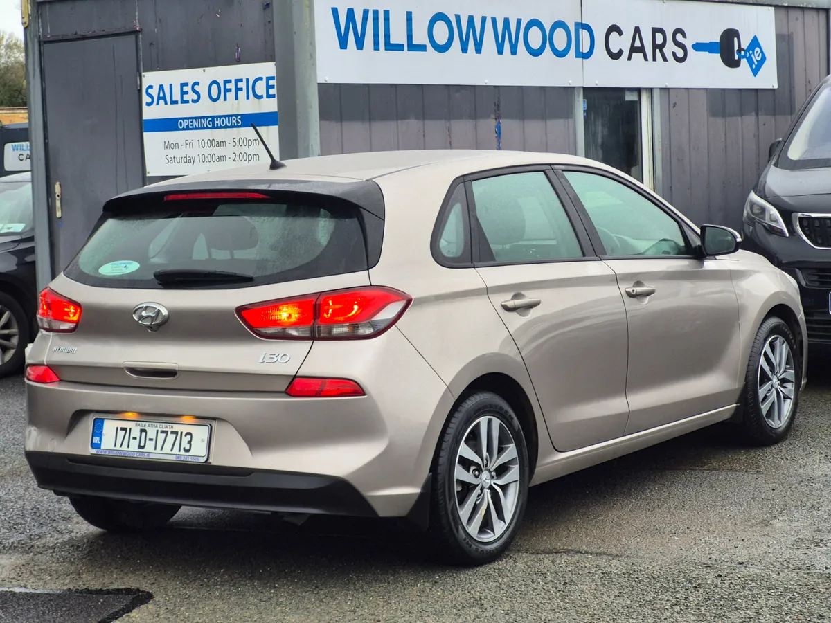 Hyundai i30 1.6crdi deluxe  2017 - Image 2