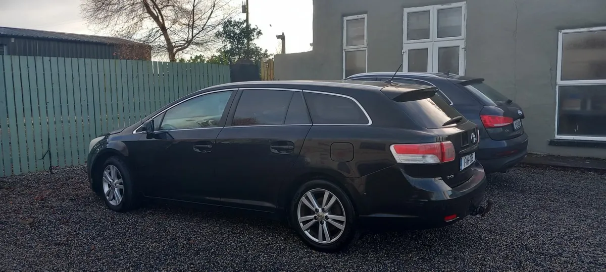 Toyota Avensis 2011 estate - Image 2