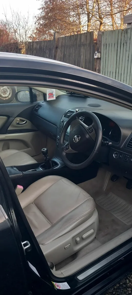 Toyota Avensis 2011 estate - Image 4
