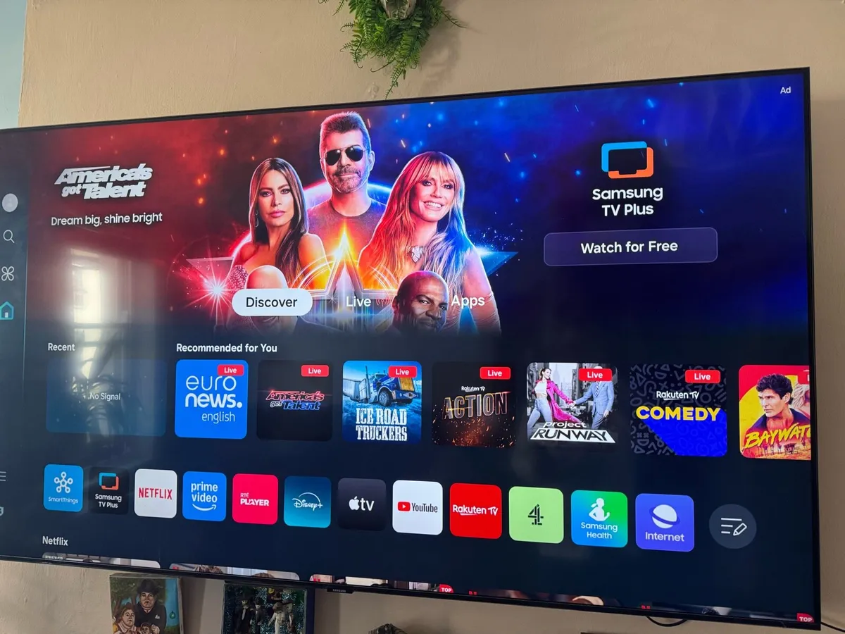 Samsung 65inch 4k with wall bracket - Image 1