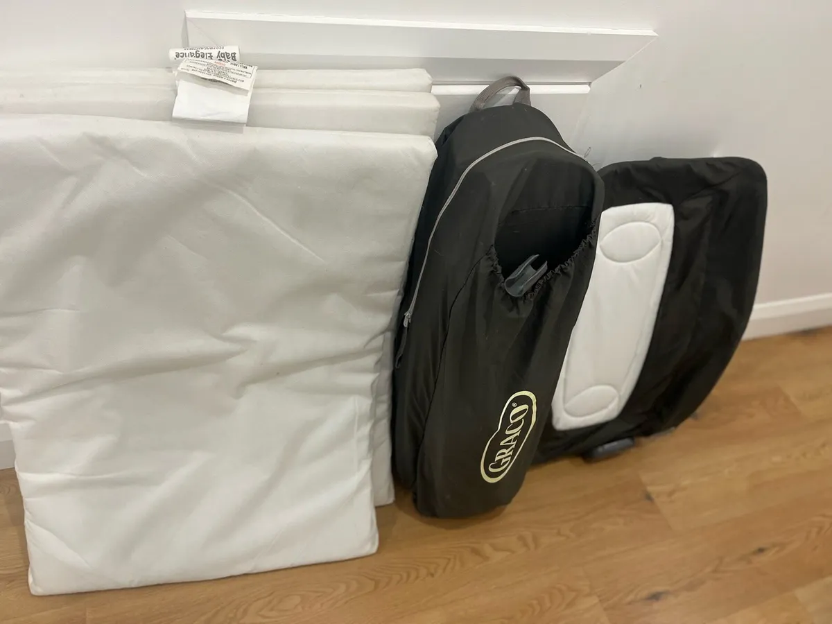 Graco travel cot - Image 1
