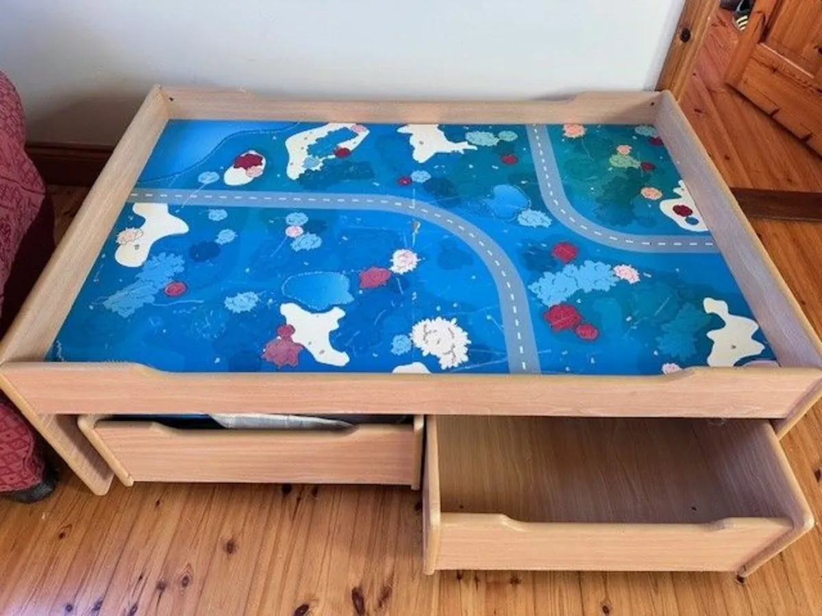 Kids  kids train table  with reversible surface - Image 1