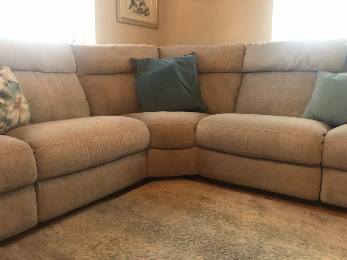 Recliner corner couch - Image 2