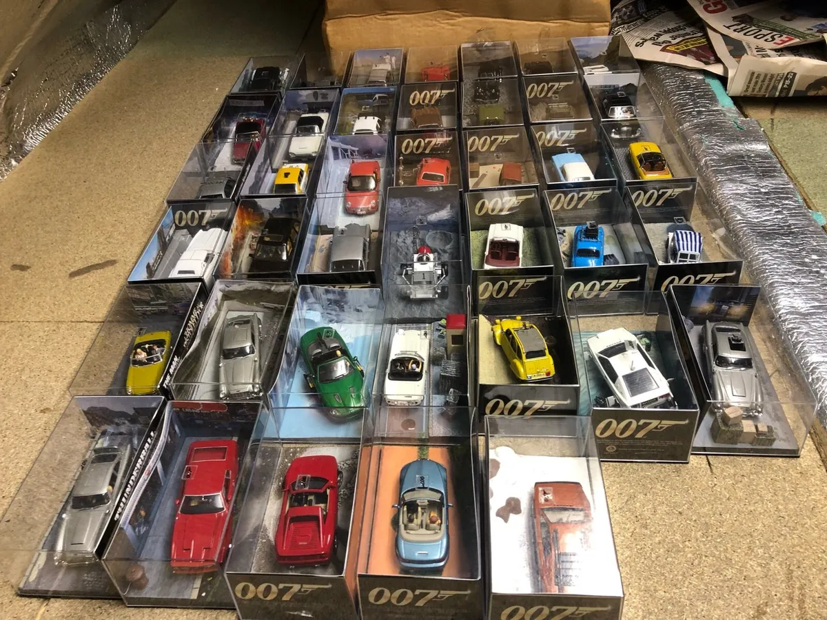 Vintage James bond collectible cars full set