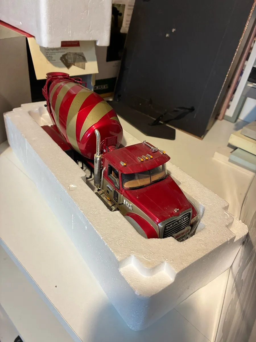 Mack trucks 1/34 scale - Image 2
