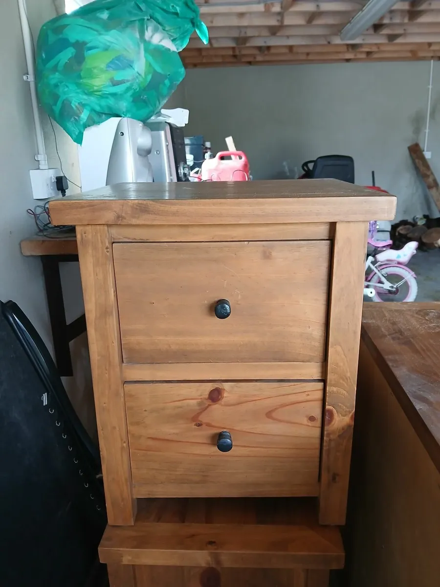 Dresser & 2 matching lockers - Image 1