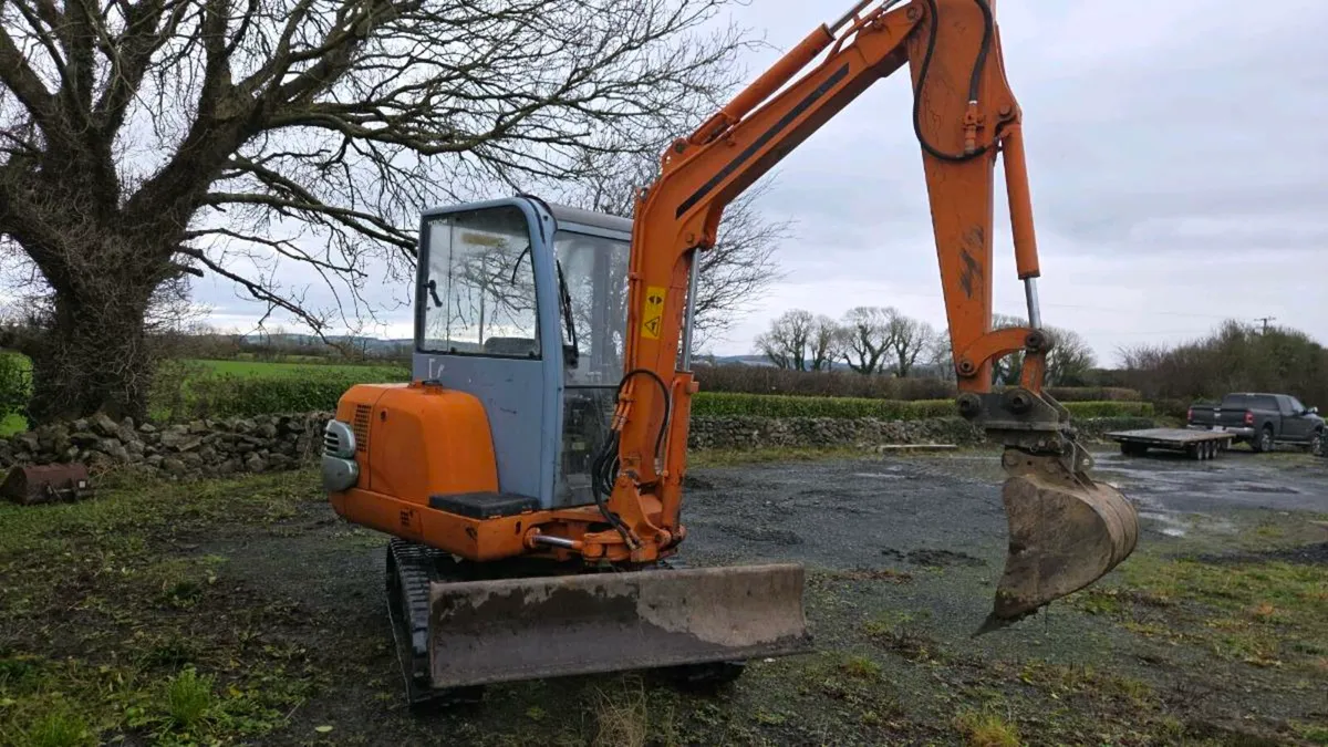 Hitachi Mini Digger - Image 3
