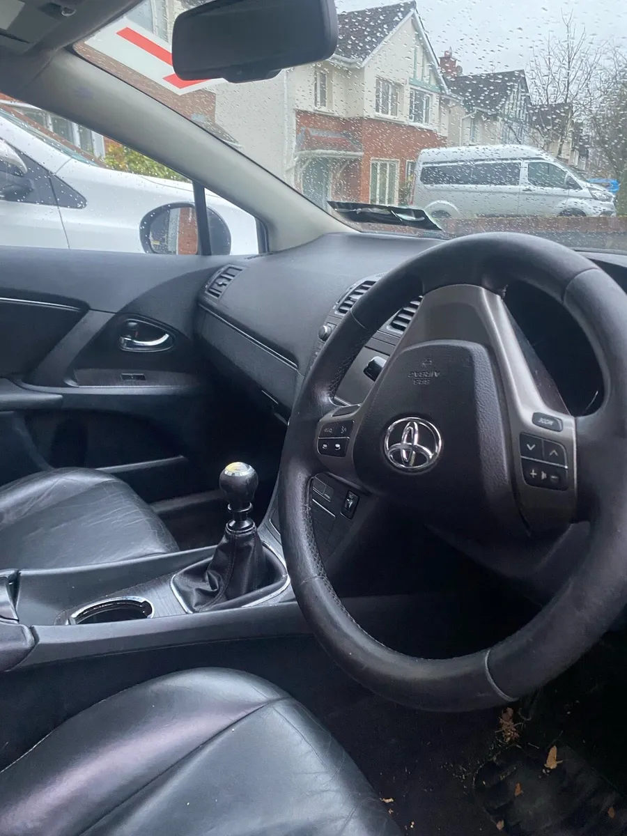 Toyota avensis 2010 top spec - Image 3