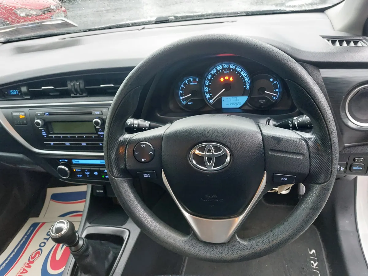 Toyota Auris 2015 - Image 2