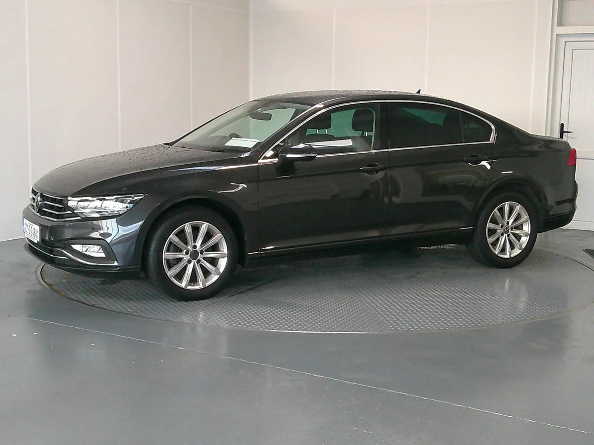 Volkswagen Passat 2022 - Image 2