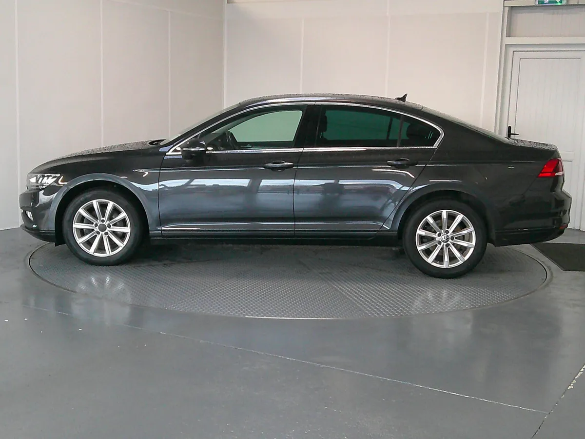 Volkswagen Passat 2022 - Image 3