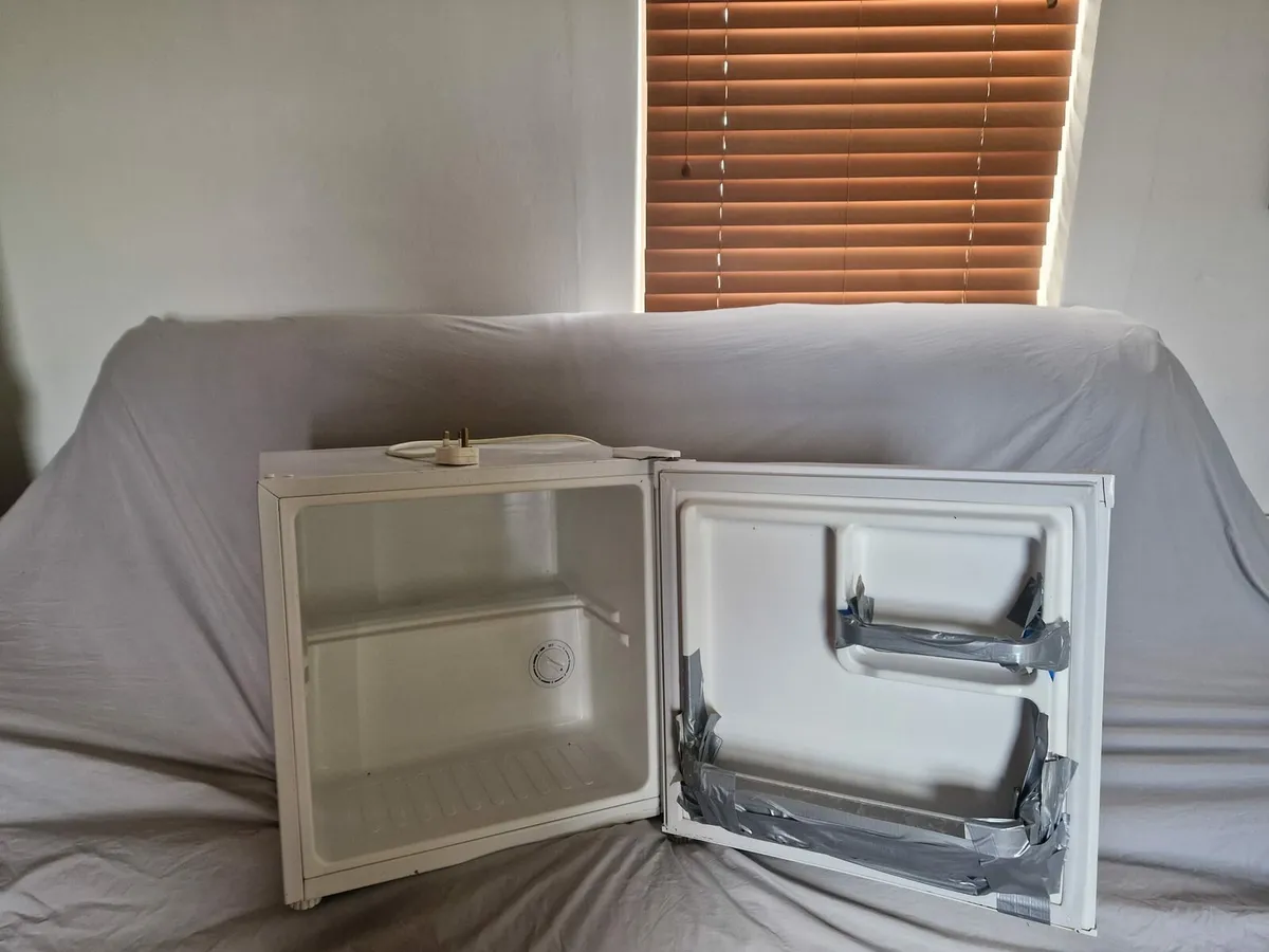 Mini fridge - Image 2