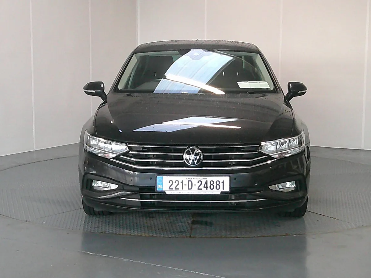 Volkswagen Passat 2022 - Image 2