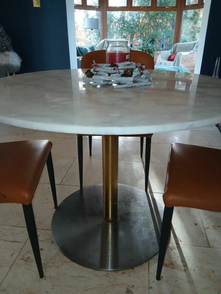 Table and chairs - Image 2