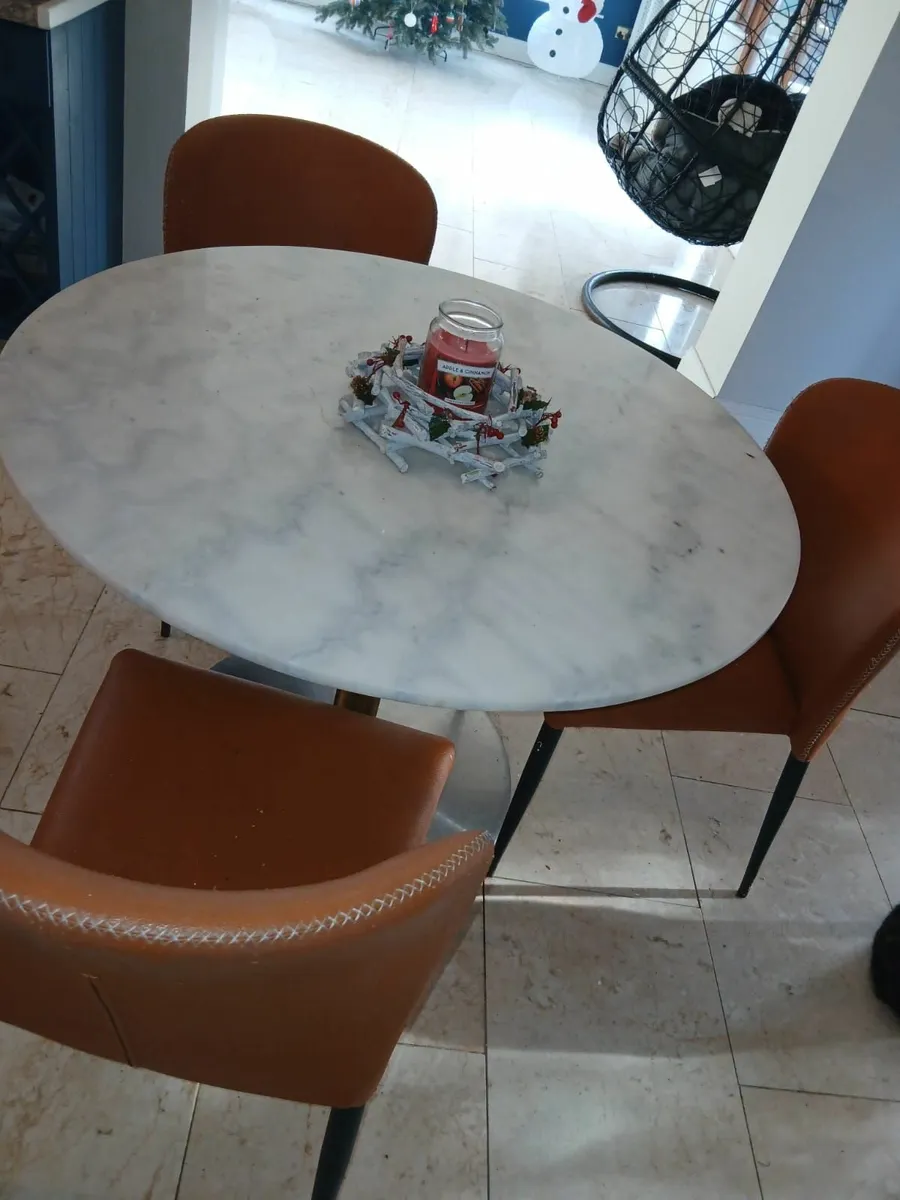 Table and chairs - Image 3