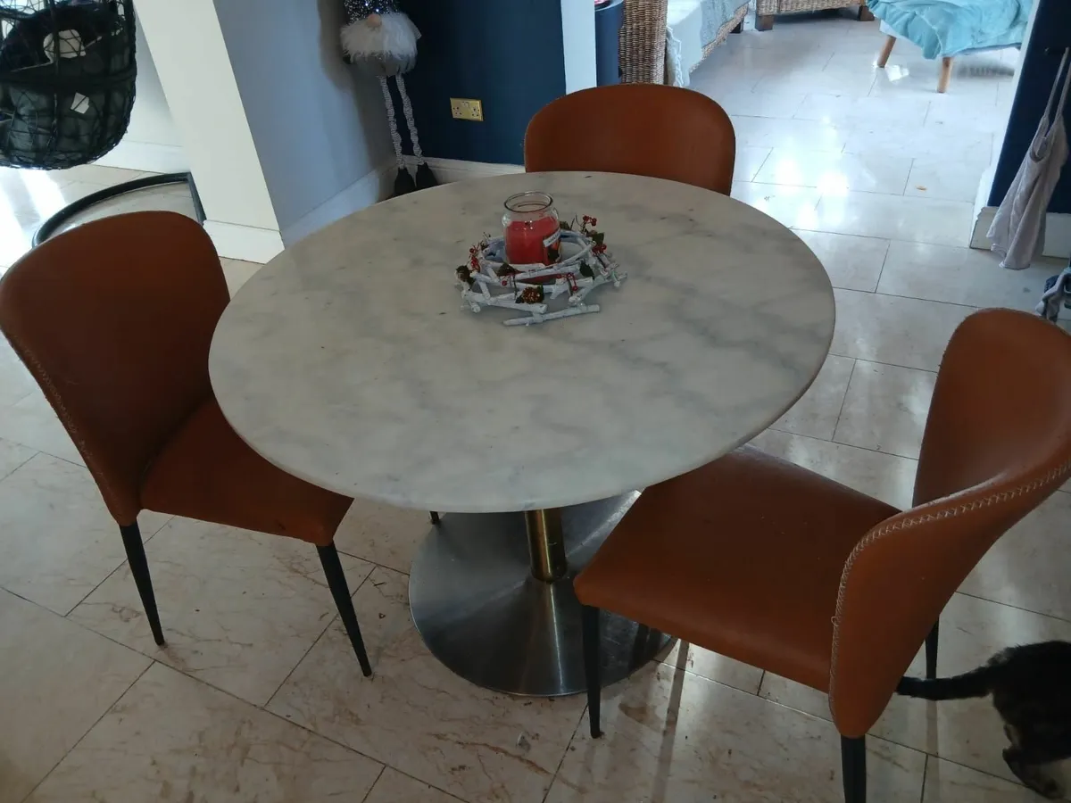 Table and chairs - Image 1