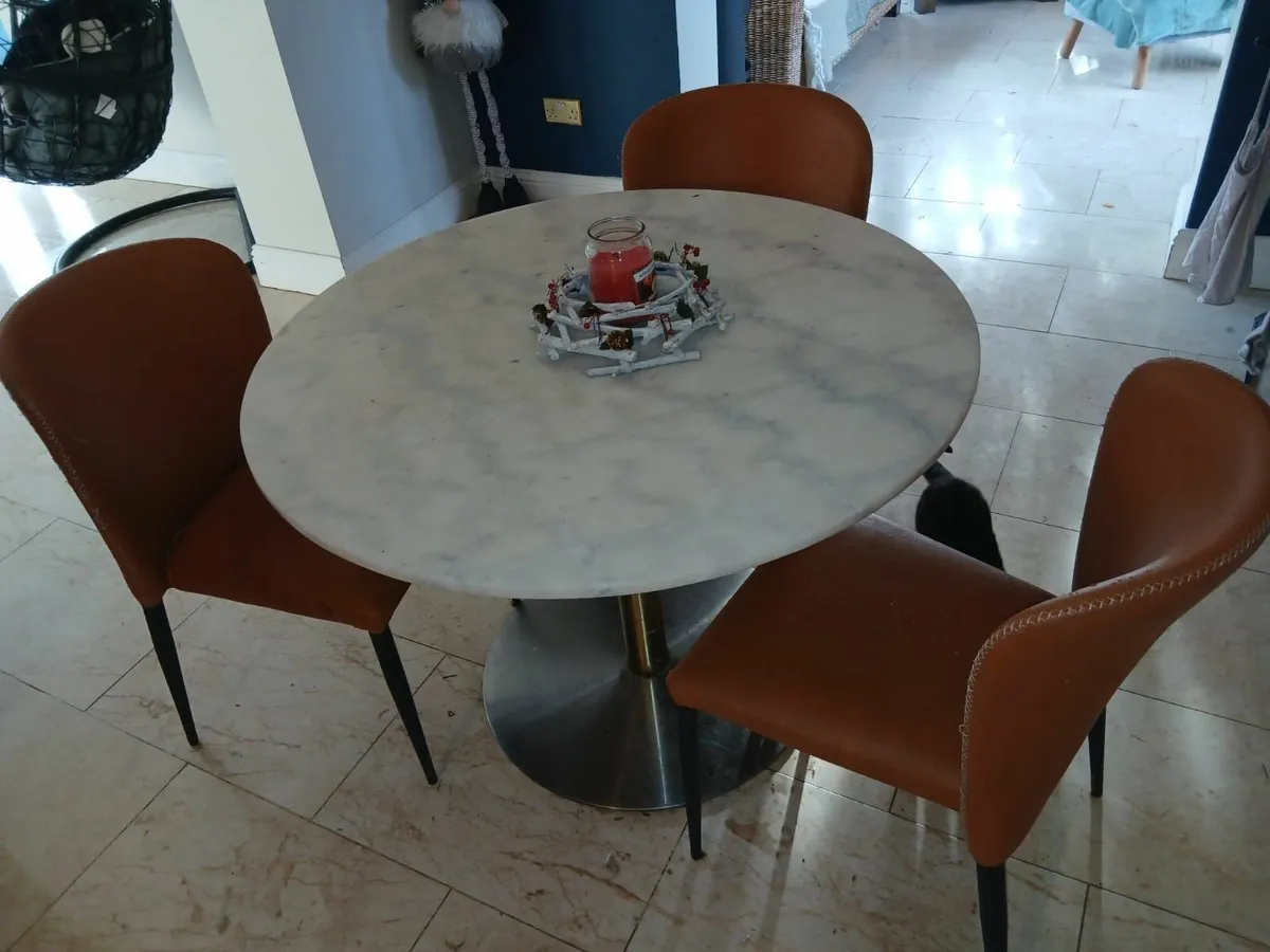 Table and chairs - Image 4