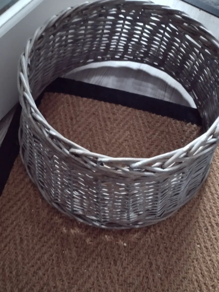 New large full wicker Christmas tree skirt - Image 1