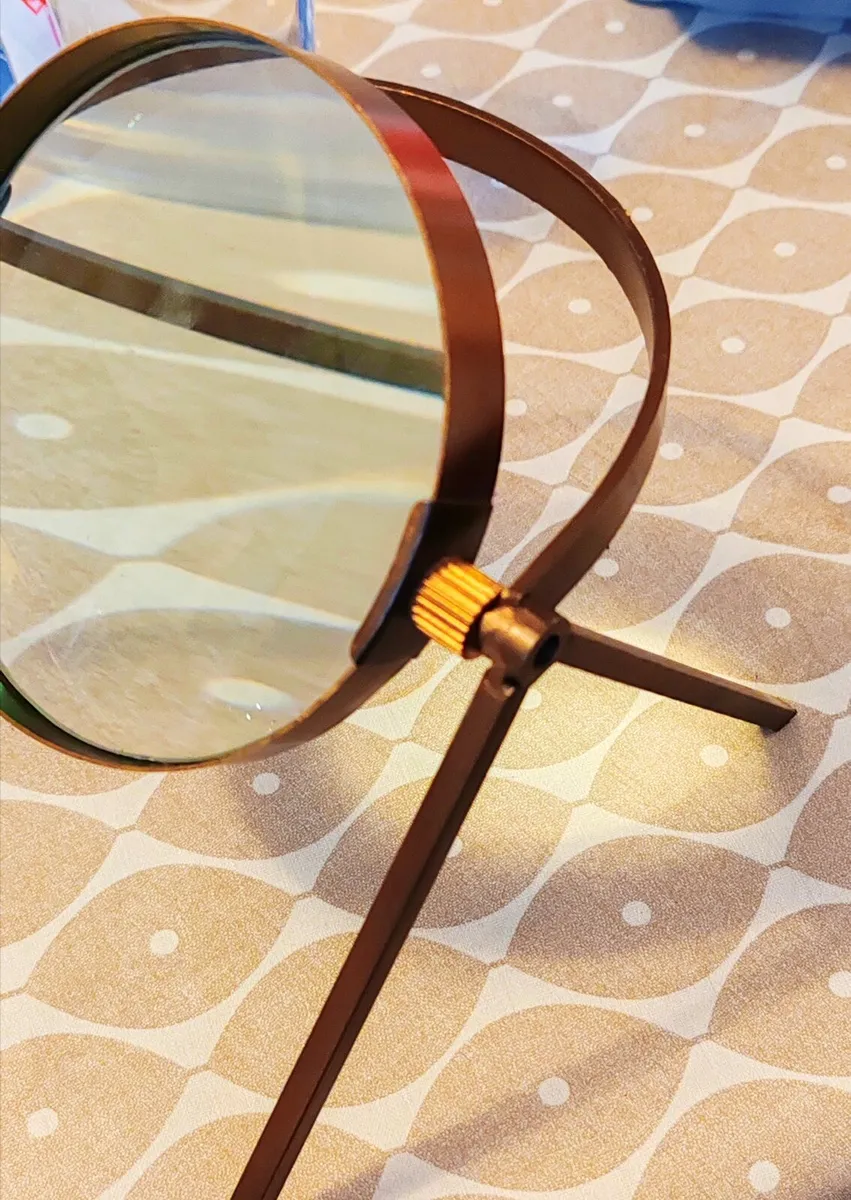 Antique magnifying glass on stand - Image 1