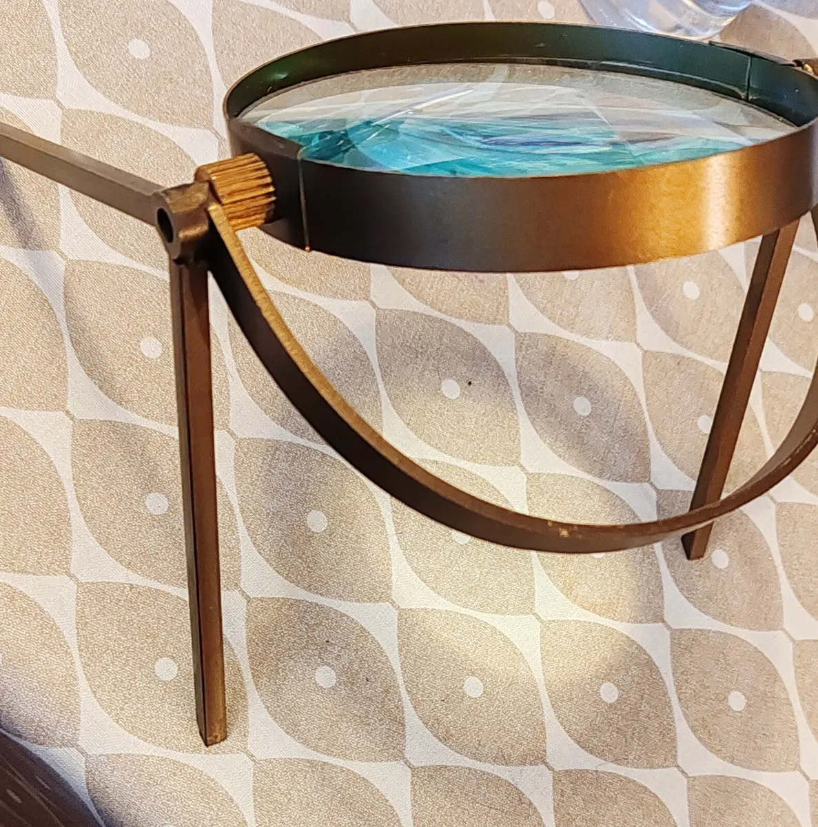 Antique magnifying glass on stand - Image 2