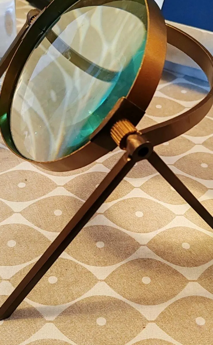 Antique magnifying glass on stand - Image 3