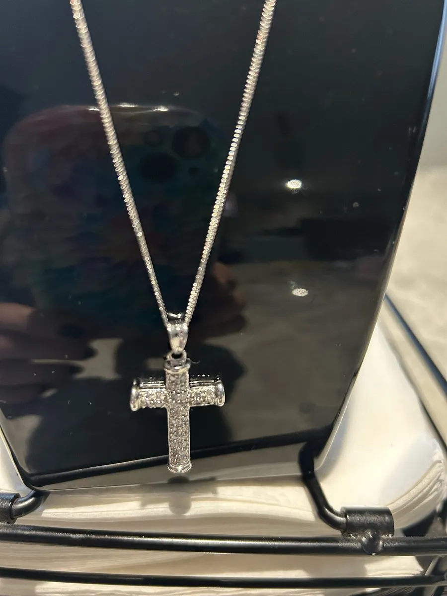 White diamond cross and chain - Image 3
