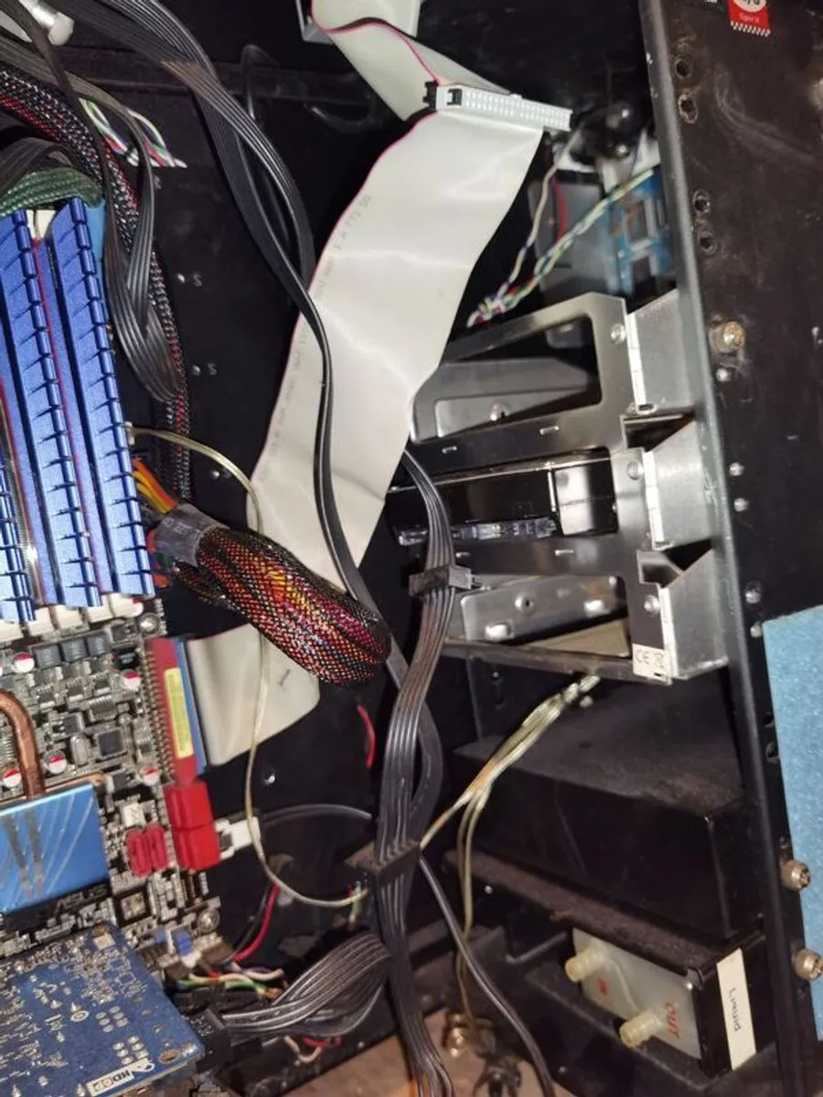 Thermaltake Sword ATX VD500LBNA Retro PC - Image 4