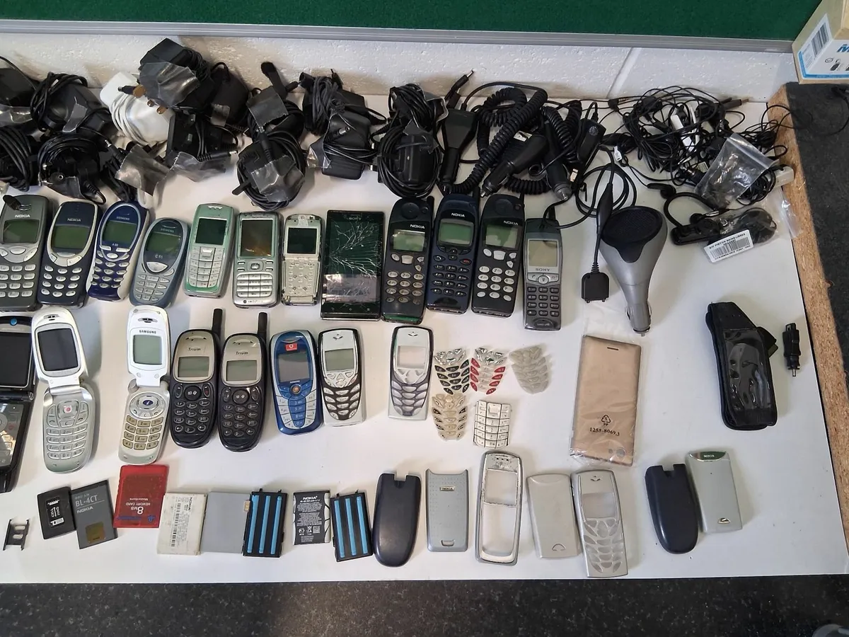Old Mobile Phones - Image 2