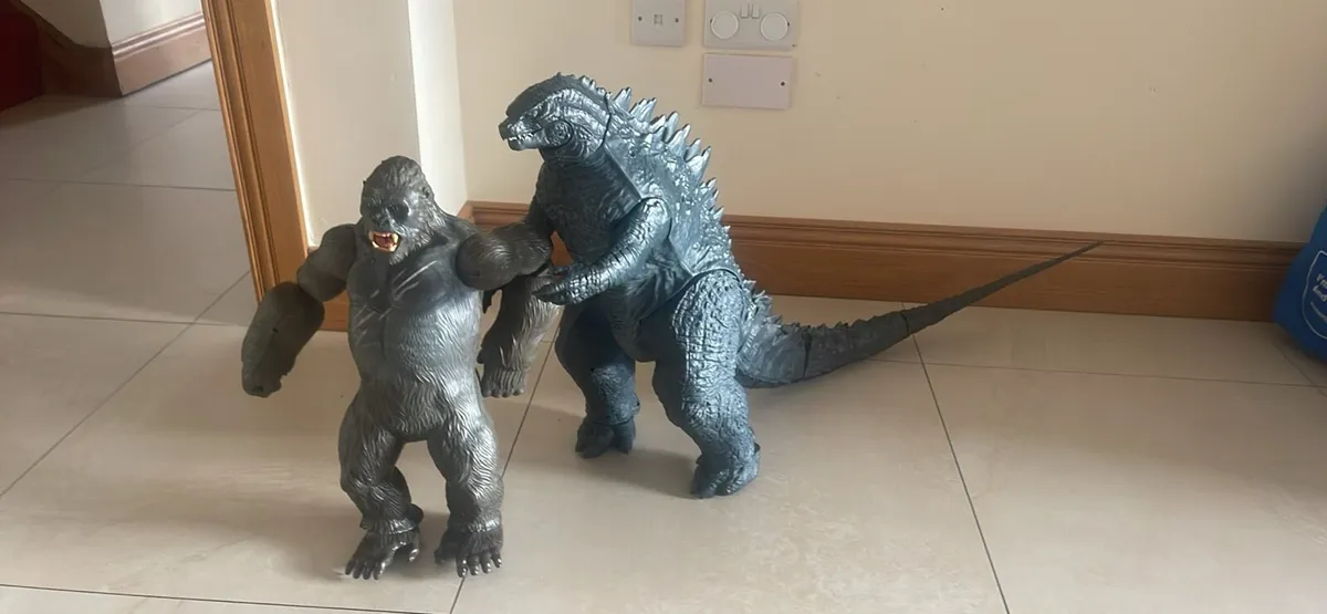 Godzilla, Kong, large figures - Image 1