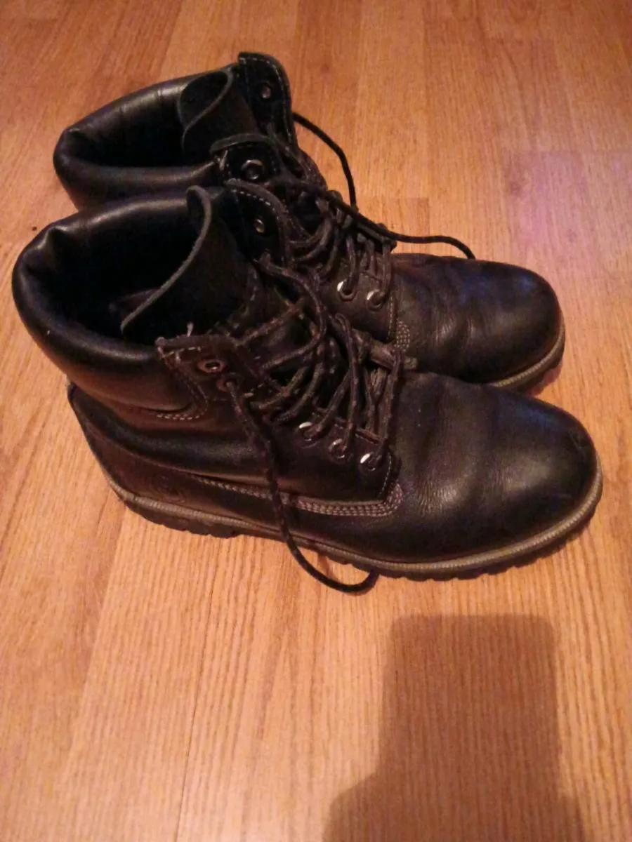 Men's boot's for sale size 8.