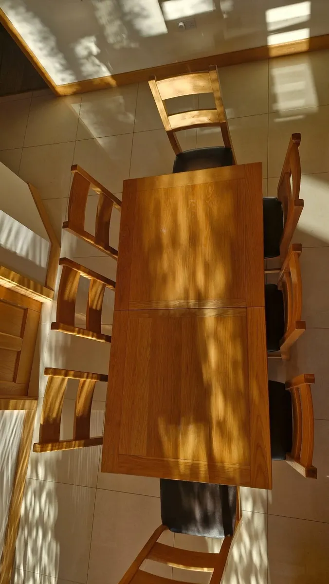 8/10 seater oak kitchen table - Image 1