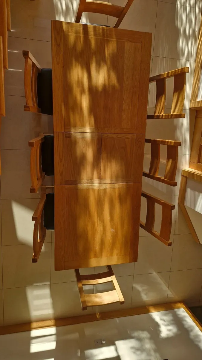 8/10 seater oak kitchen table - Image 4