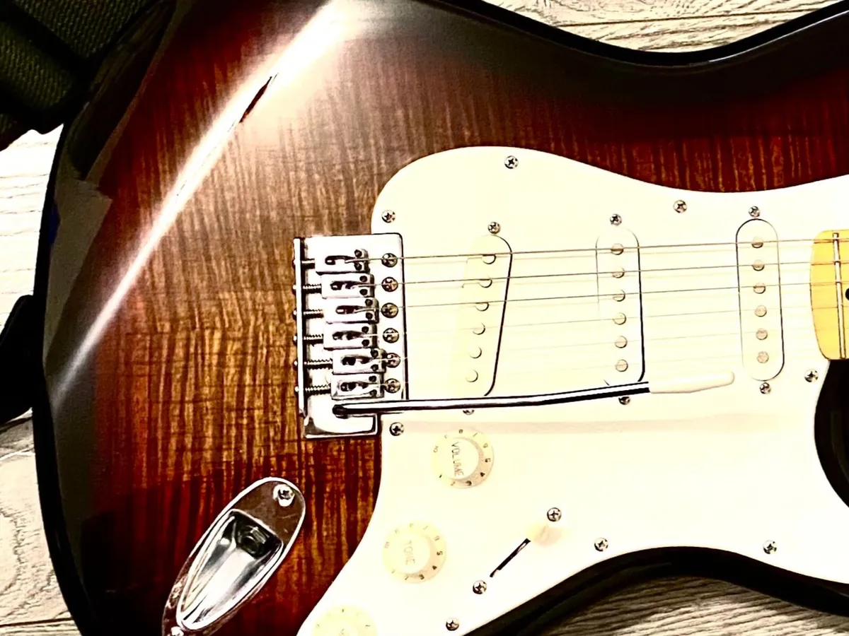 Electric guitar - Image 1