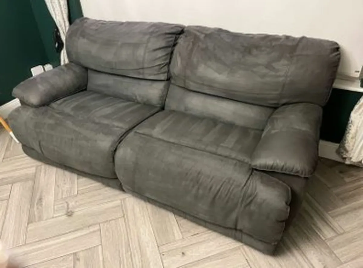 3 SEATER Couch - Image 1