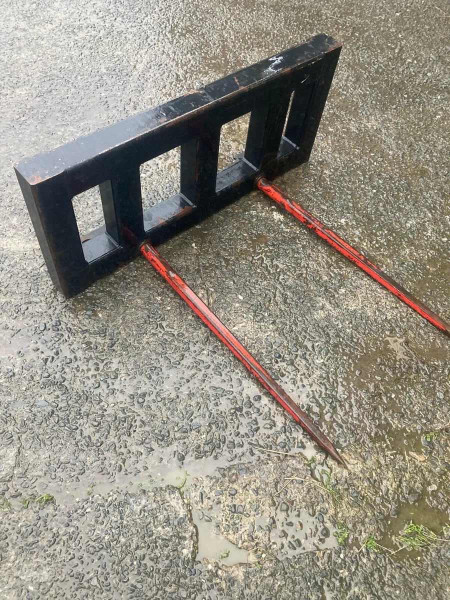 Skidsteer/bobcat bale spike (as new) - Image 3