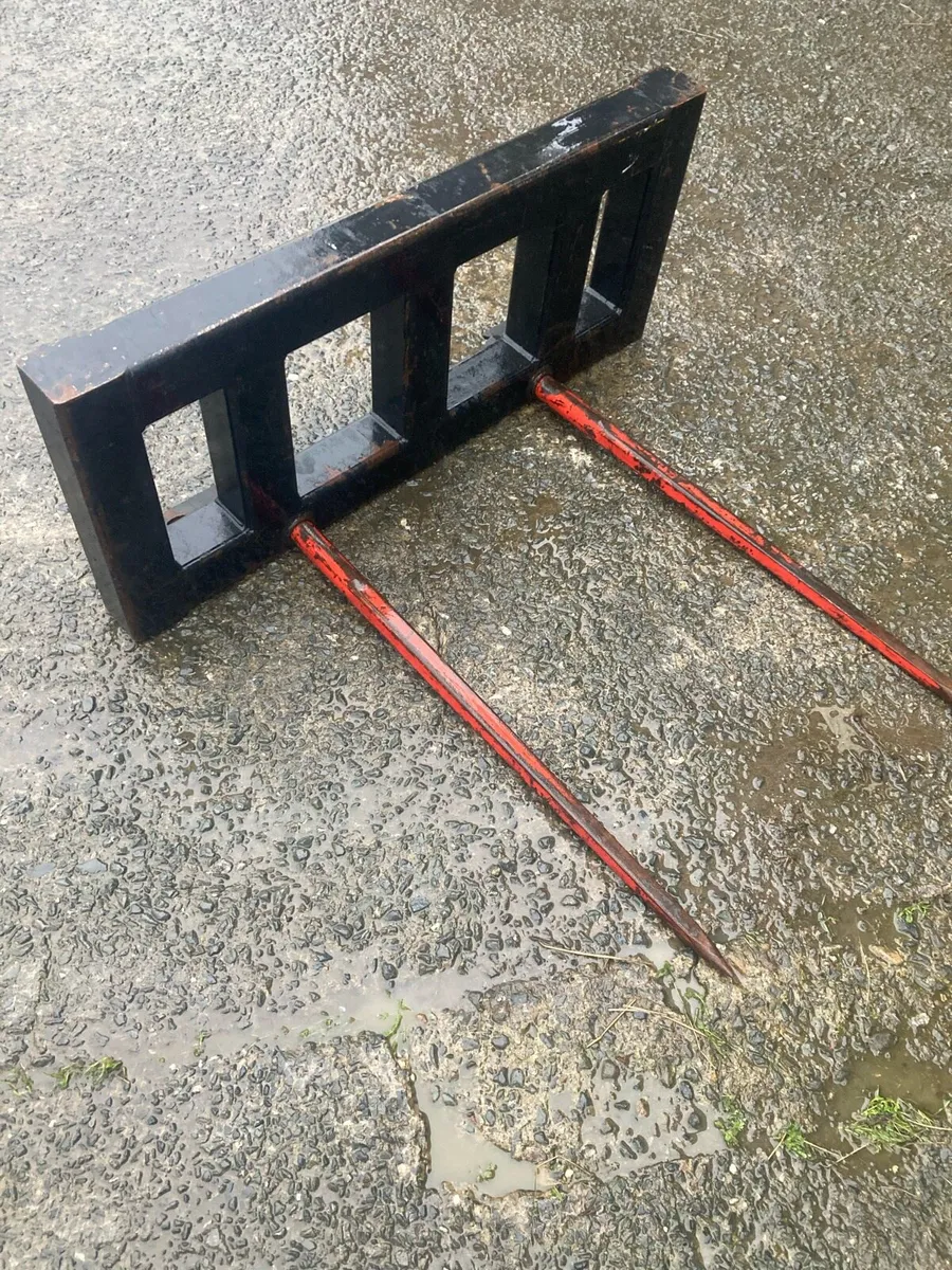 Skidsteer/bobcat bale spike (as new) - Image 4