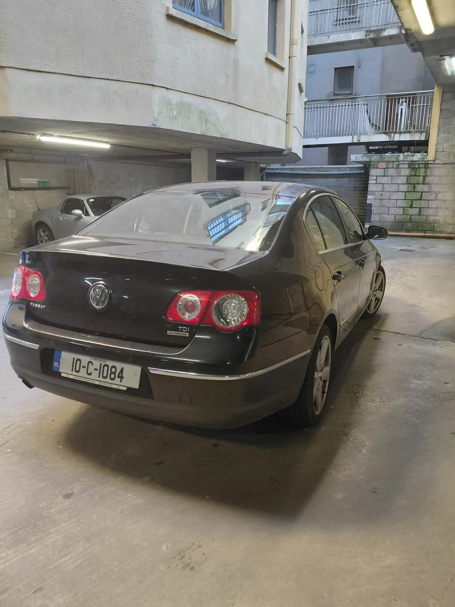 Volkswagen Passat 2010 - Image 2