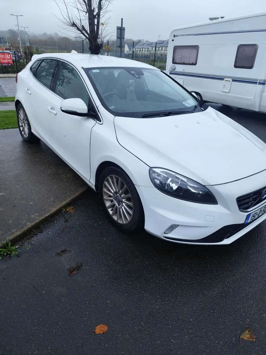 VOLVO V40 2.0D 190HP D4 2015 Harman Kardon Sound - Image 2