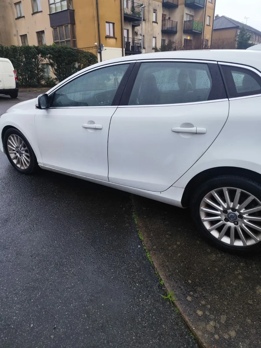 VOLVO V40 2.0D 190HP D4 2015 Harman Kardon Sound - Image 3