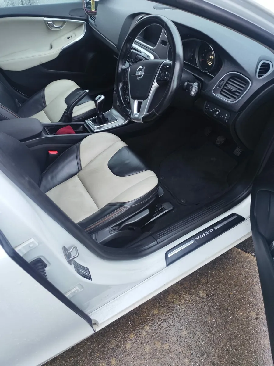 VOLVO V40 2.0D 190HP D4 2015 Harman Kardon Sound - Image 4